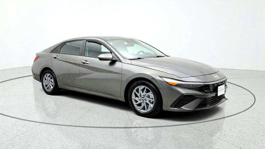 Used 2024 Amazon Gray Hyundai SEL IVT image 3