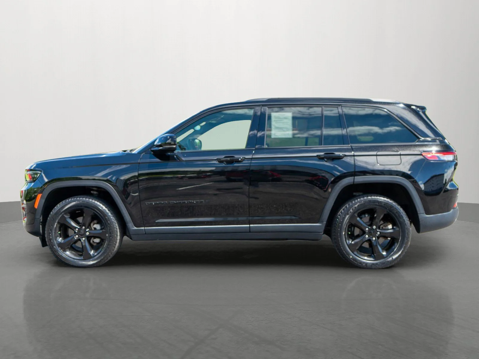 Used 2023 Diamond Black Crystal Pearlcoat Jeep Limited image 4
