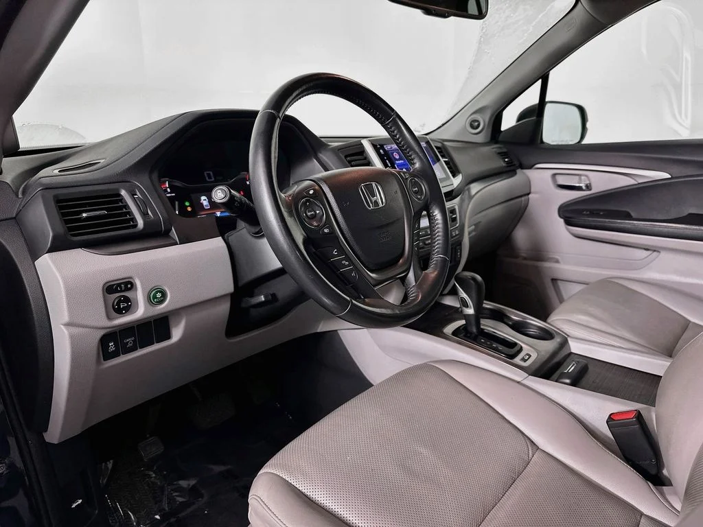 Used 2018 Obsidian Blue Pearl Honda RTL-T image 10