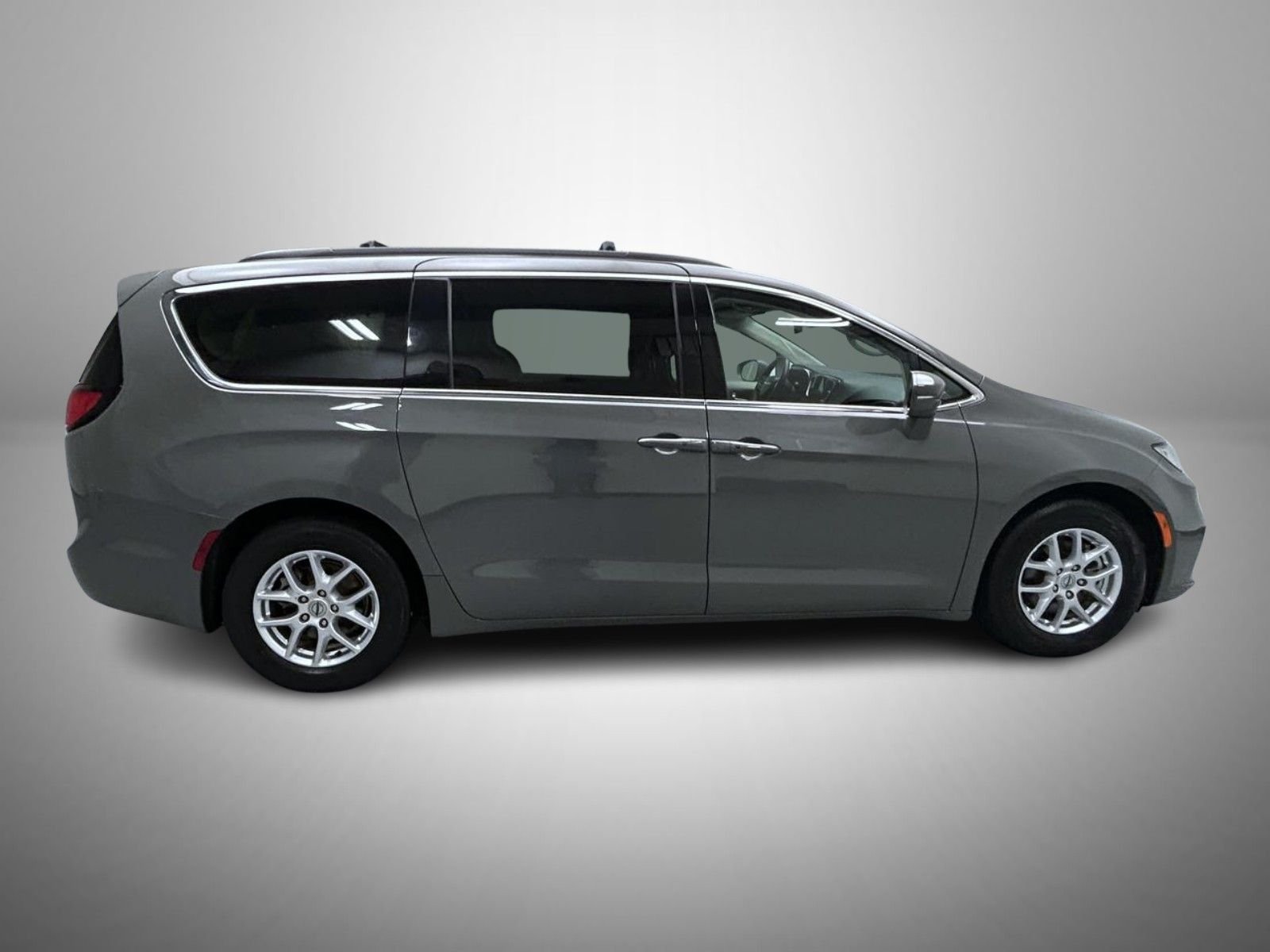 Used 2022 White Chrysler Touring L image 4