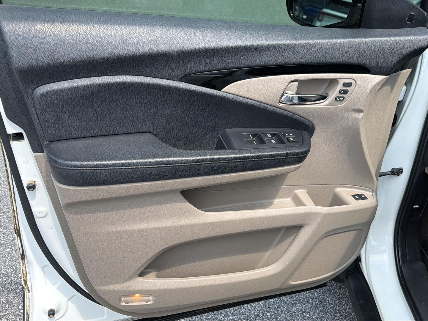 Used 2019 White Diamond Pearl Honda Touring w/Rear Captain