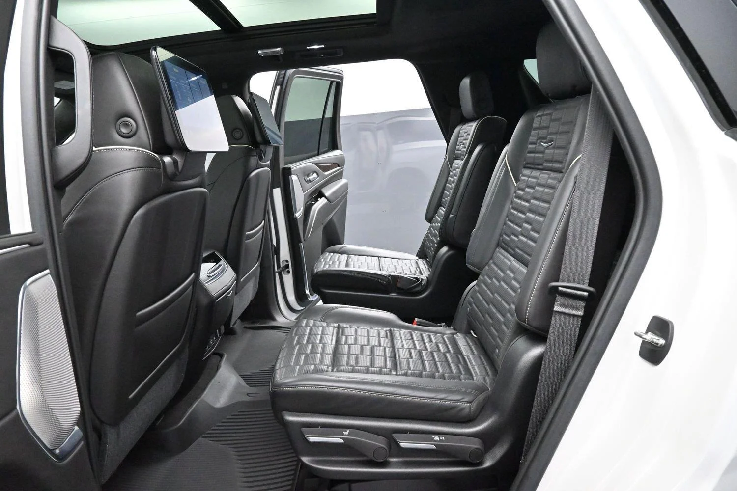 Used 2021 CRYSTAL WHITE TRICOAT Cadillac Sport Platinum image 33