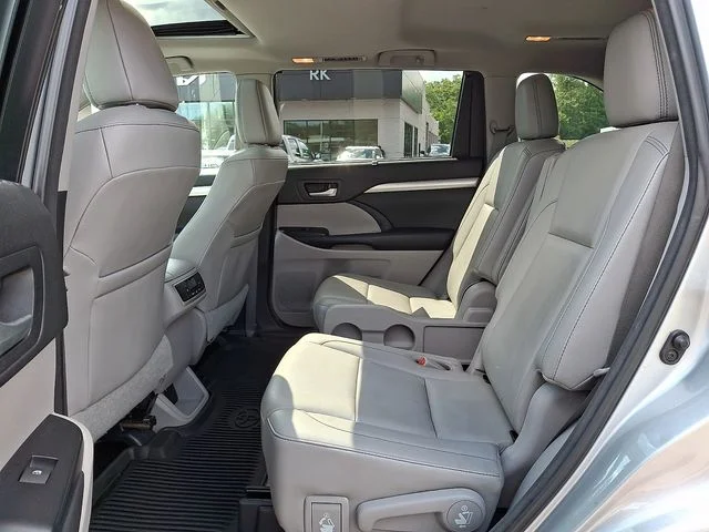 Used 2017 Silver Toyota XLE image 11
