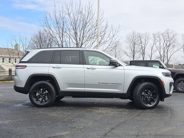 New 2026 Silver Zynith Exterior Paint Jeep Altitude image 30