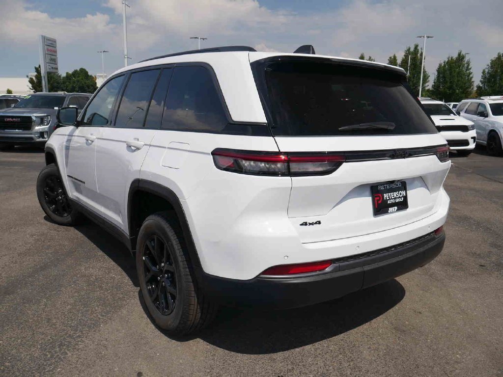 New 2026 Bright White Clear-Coat Exterior Paint Jeep Laredo image 16
