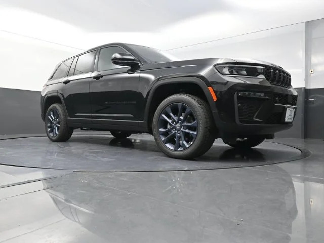 New 2026 Diamond Black Crystal Pearl-Coat Exterior Paint Jeep  image 18