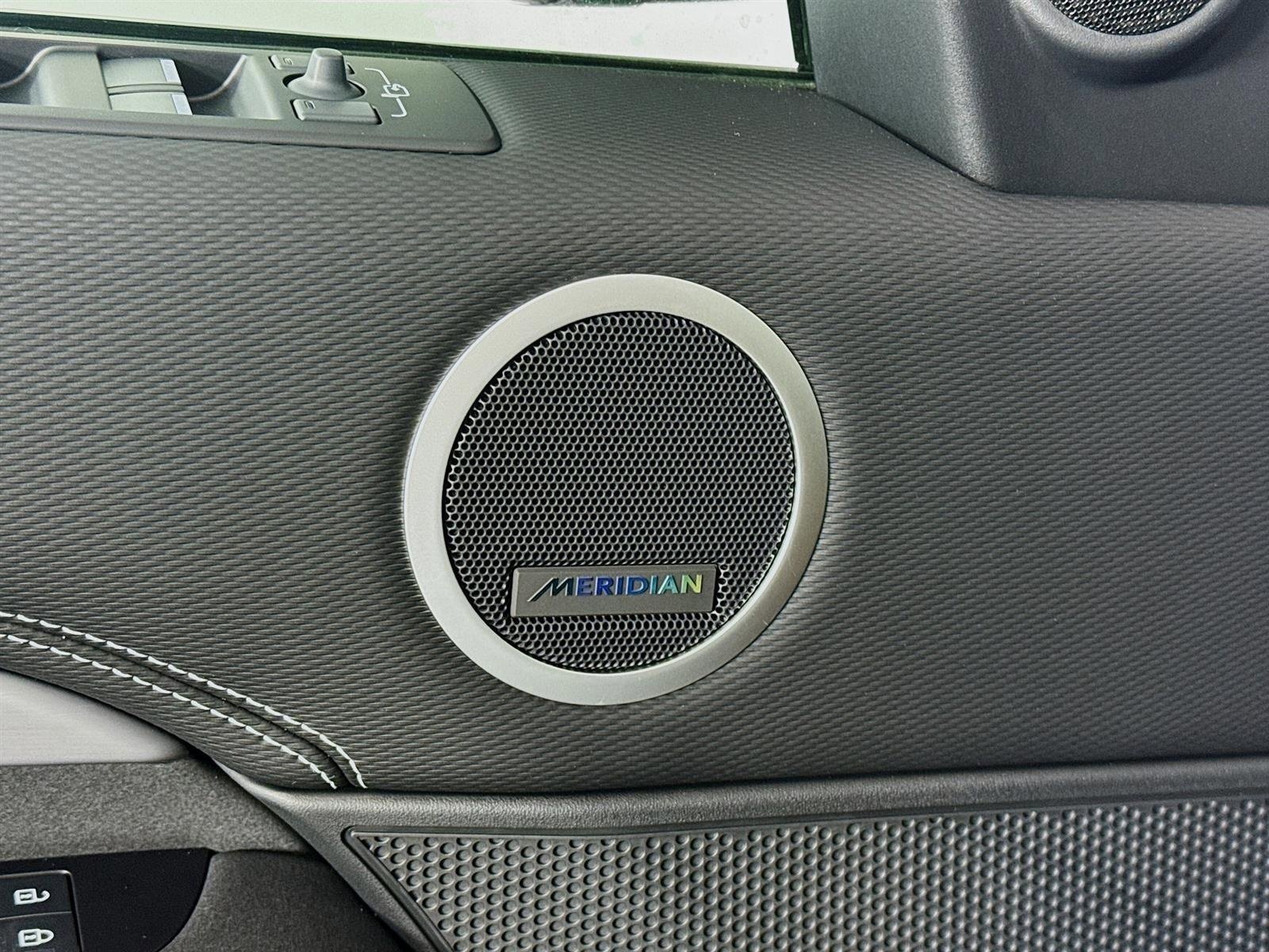 Used 2025 Fuji White Land Rover Dynamic SE image 21