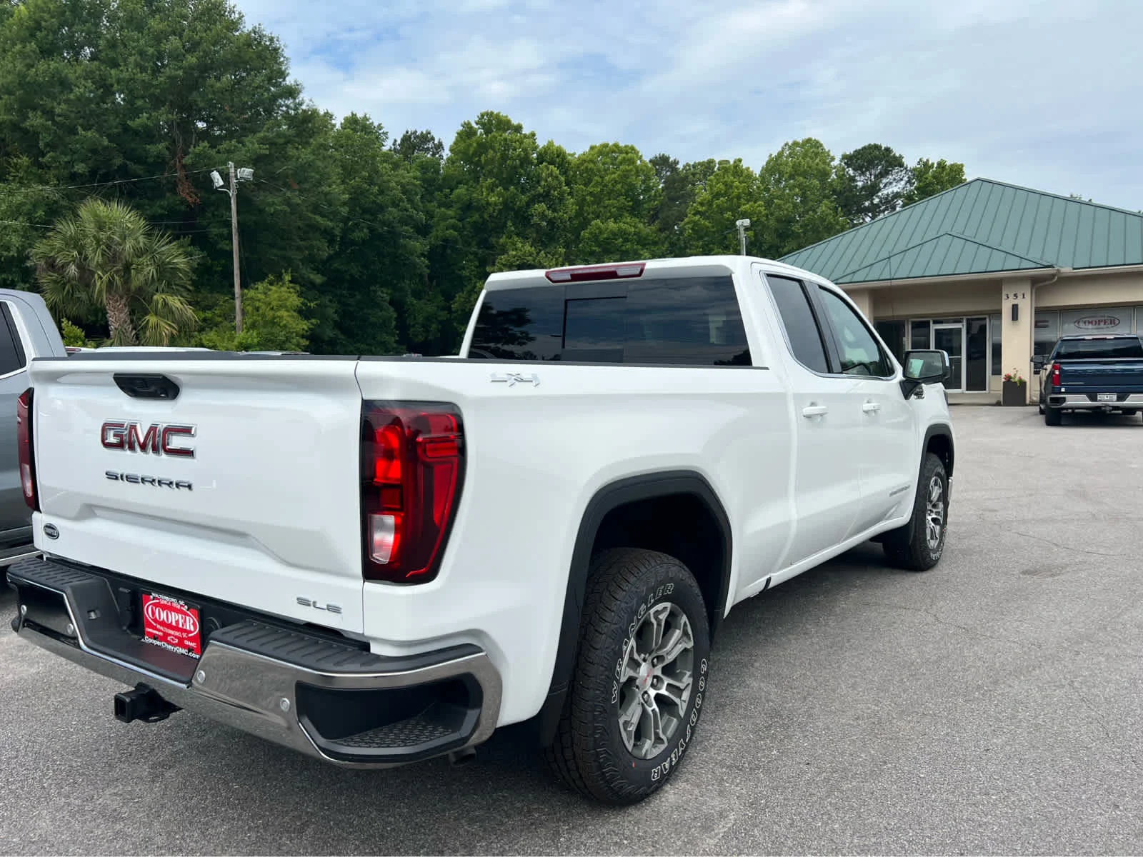 New 2026 Summit White GMC SLE image 5