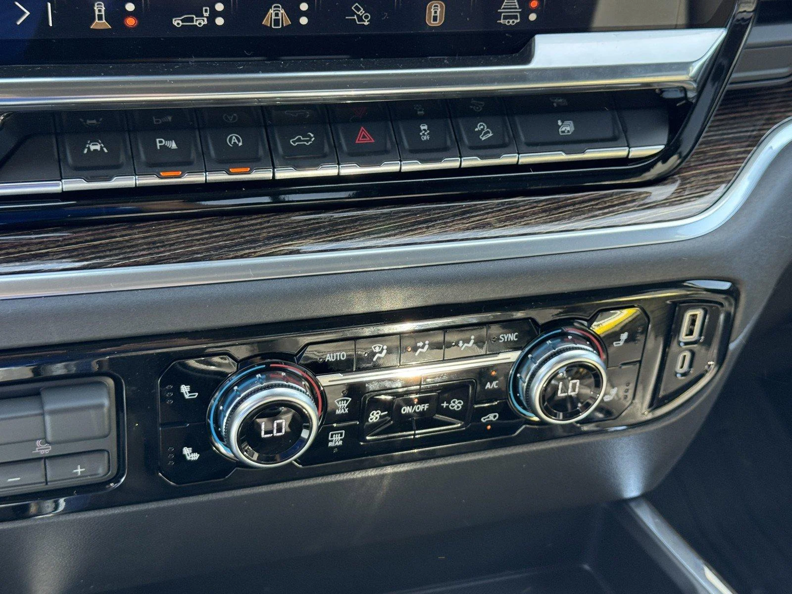 New 2026 Sterling Metallic GMC Elevation image 17