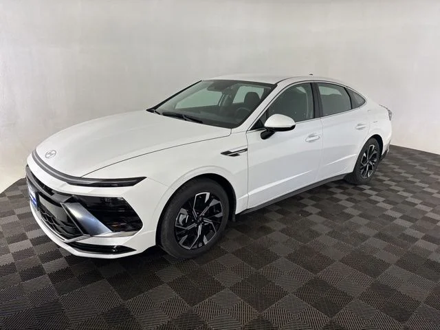 Used 2025 White Hyundai SEL image 4