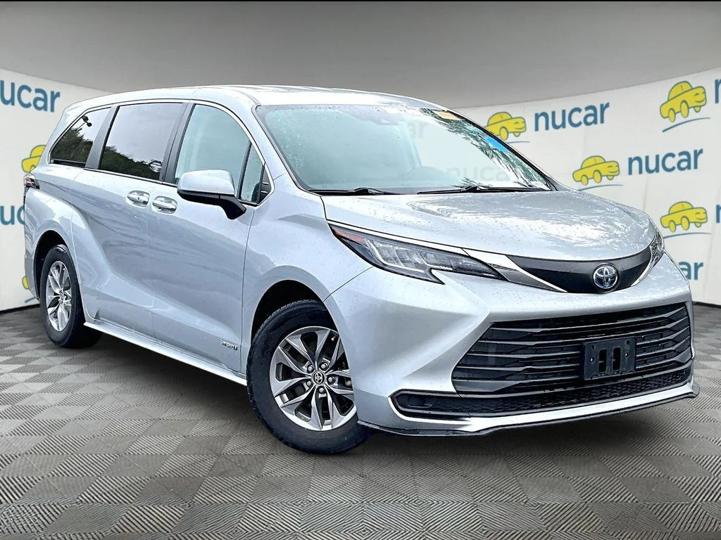 2021 Toyota Sienna LE 8-Passenger Hybrid AWD's photo