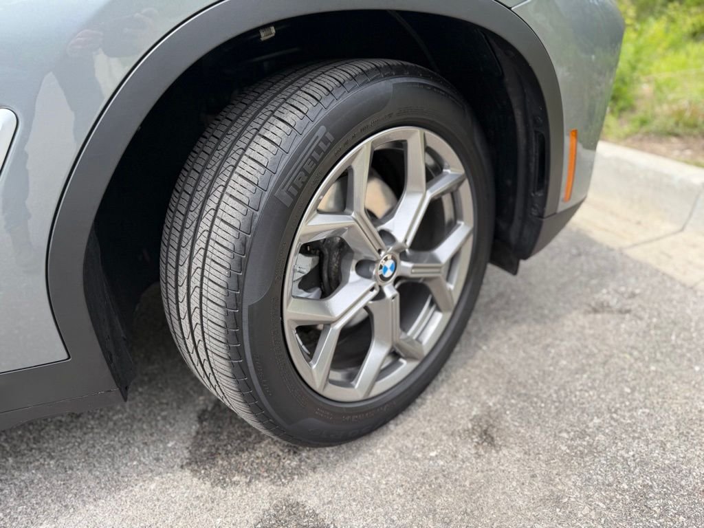 Used 2024 Gray BMW xDrive30i image 7