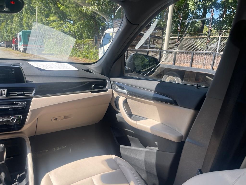 Used 2018  BMW xDrive28i image 9