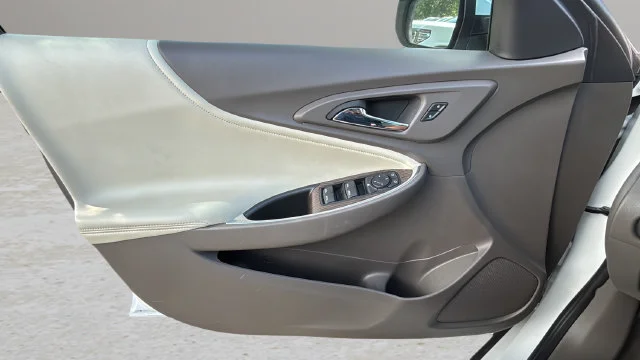 Used 2019 SUMMIT WHITE Chevrolet LT image 17