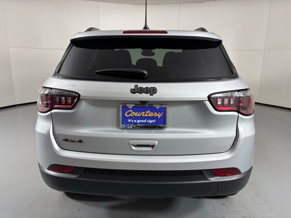 New 2026 Silver Zynith Metallic Clearcoat Jeep Latitude image 7