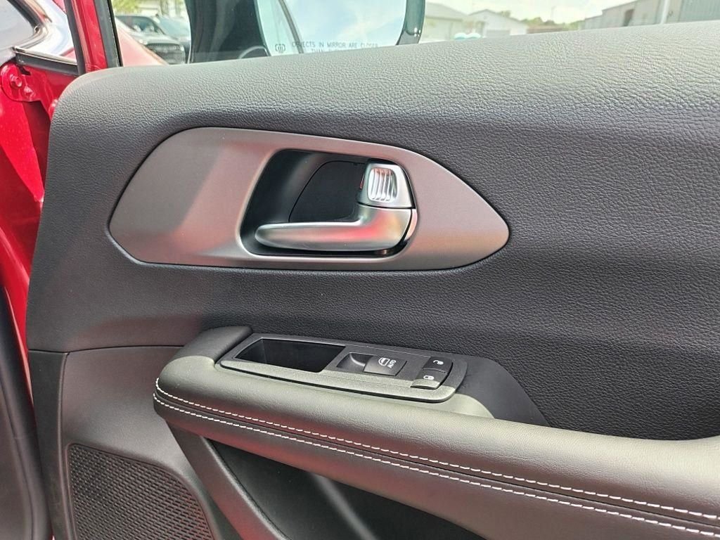 New 2027 Red Hot Pearl-Coat Exterior Paint Chrysler Select image 36