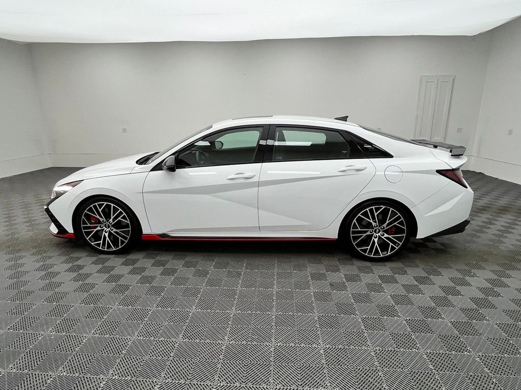 Used 2022 White Hyundai Base image 12