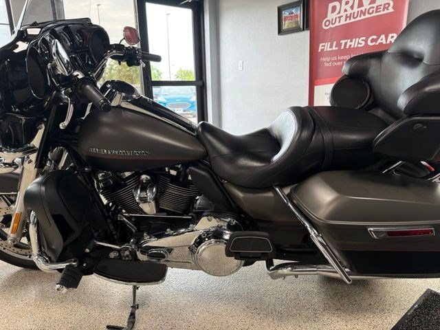 Used 2018 Gray Harley-Davidson ultra image 9