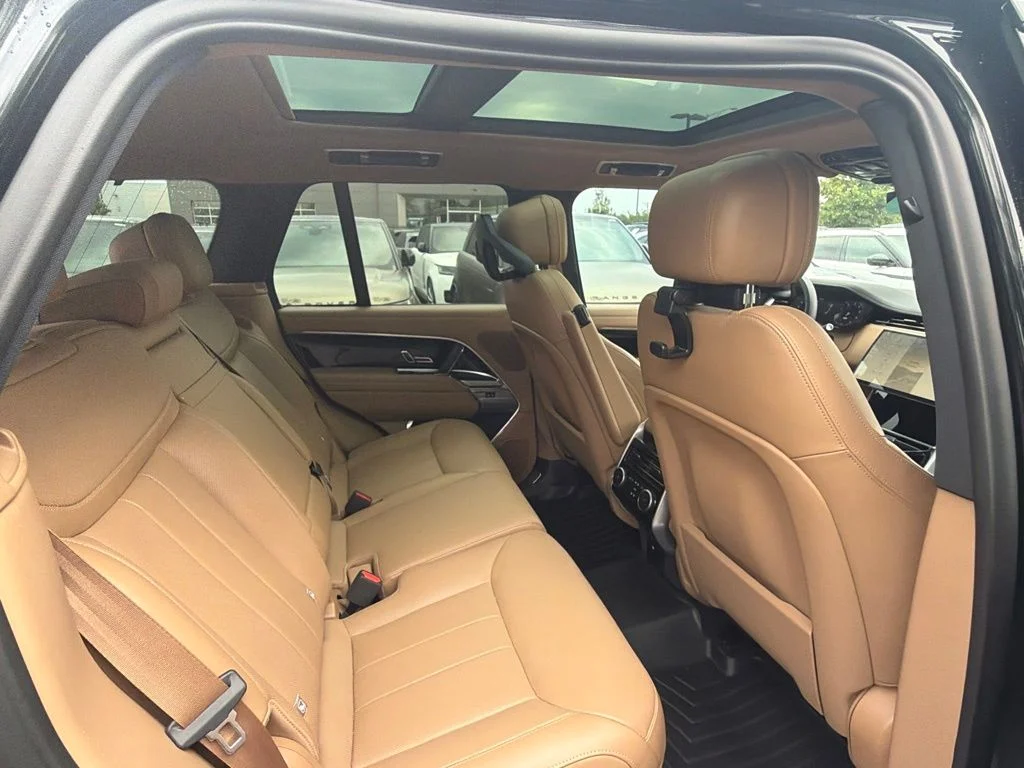 Used 2025  Land Rover SE image 11
