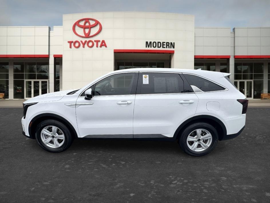 Used 2025 Glacial White Pearl Kia LX image 7