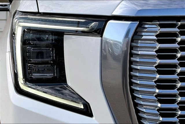 Used 2023 White GMC Denali image 29