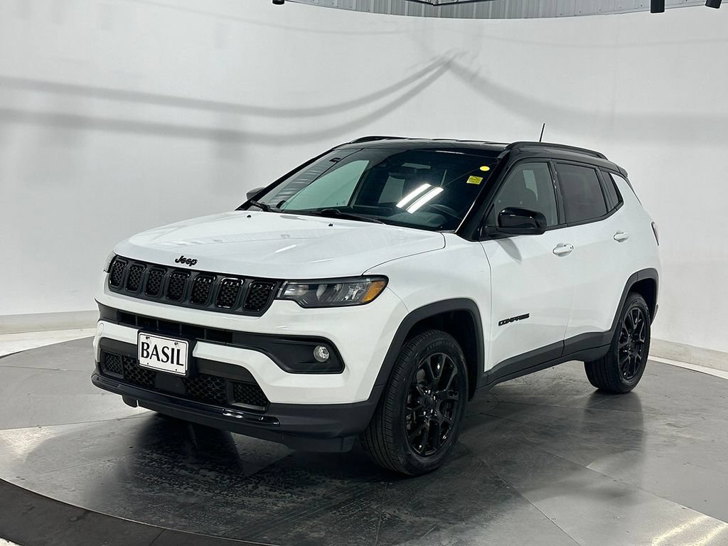 Used 2023  Jeep Altitude image 8