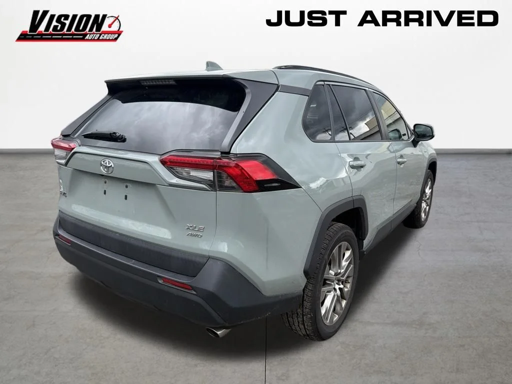 Used 2019 Black Toyota XLE Premium image 4