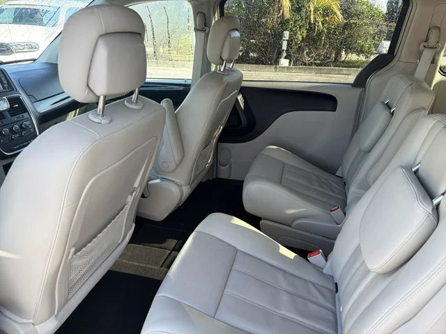 Used 2015 Silver Chrysler LX image 11