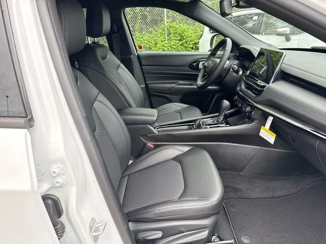 New 2026 Bright White Clear-Coat Exterior Paint Jeep Latitude image 9