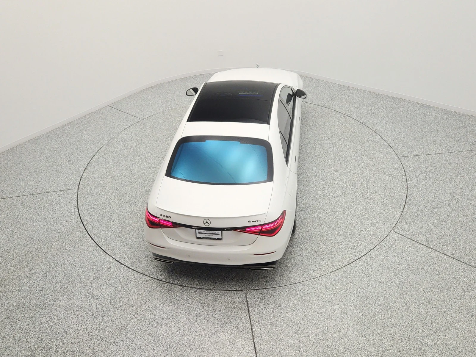 Used 2025 MANUFAKTUR Moonlight White Metallic Mercedes-Benz S 580 4MATIC® Sedan image 14