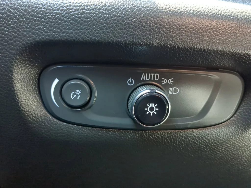 Used 2022 Summit White Chevrolet Premier image 22