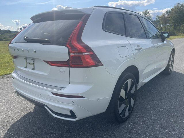 Used 2024 White Volvo Plus Dark Theme image 3