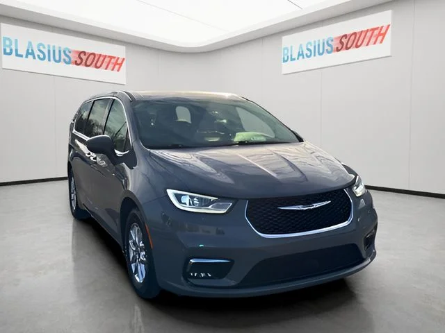 2023 Chrysler Pacifica Touring L's photo