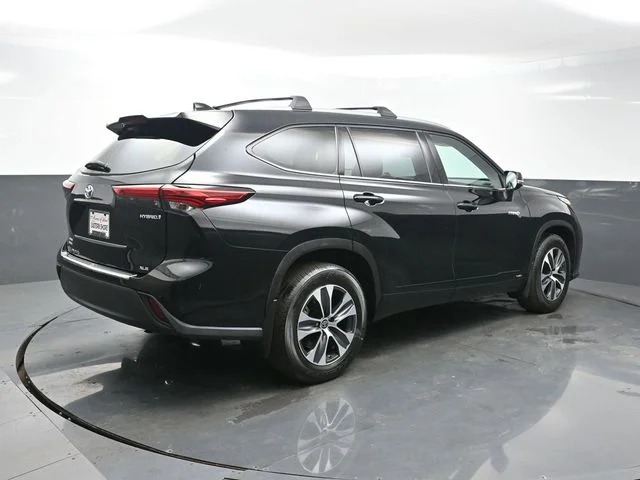 Used 2021 Black Toyota XLE image 7