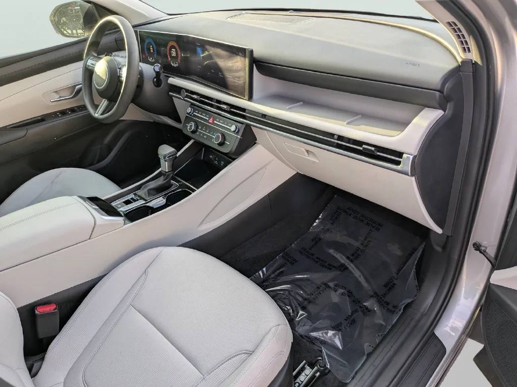 Used 2025 Silver Hyundai SE image 9