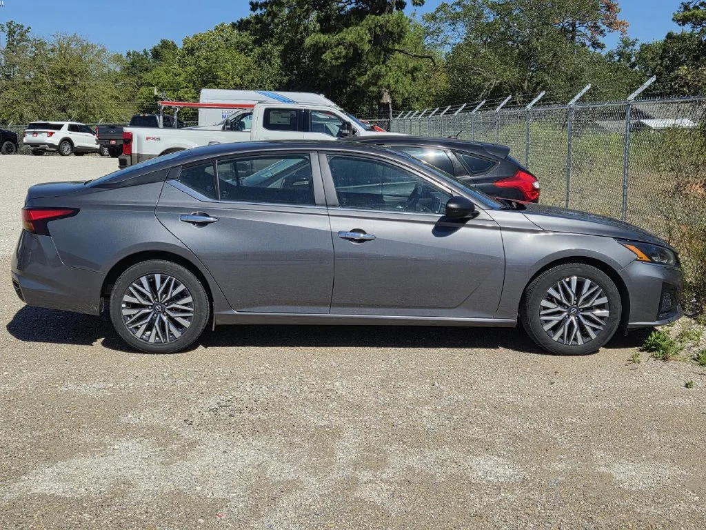 Used 2025 Gun Metallic Nissan 2.5 SV image 7
