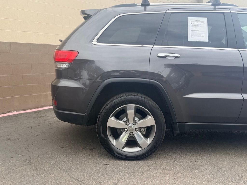 Used 2015 Gray Jeep Limited image 4
