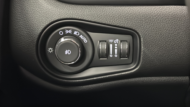 Used 2023 Alpine White Clearcoat Jeep Altitude image 29
