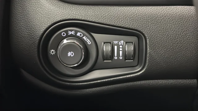 Used 2023 Alpine White Jeep Altitude image 29