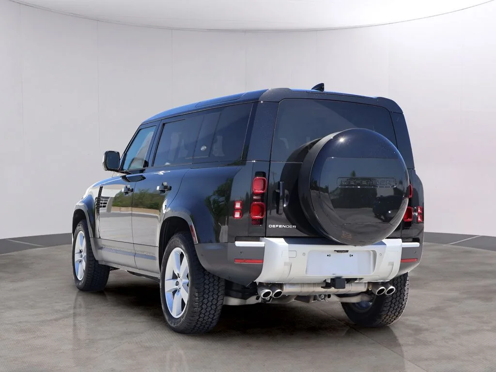 Certified Used 2024 Santorini Black Metallic Land Rover SE image 5