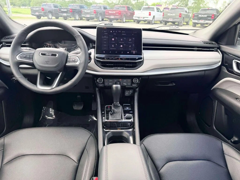 Used 2025 White Jeep Limited image 3
