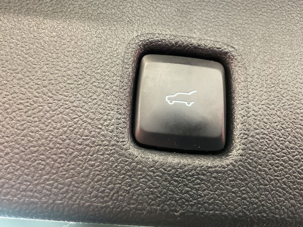 Used 2021 Blue Ford SE image 10