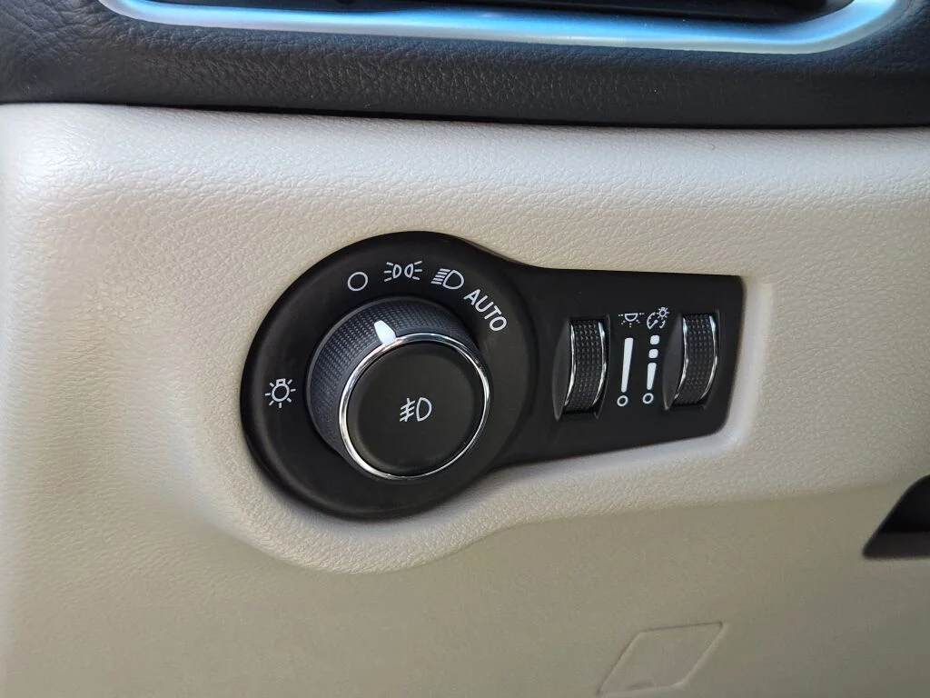 Used 2020 Black Chrysler Limited image 27