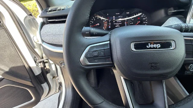 Used 2025 White Jeep Latitude image 27