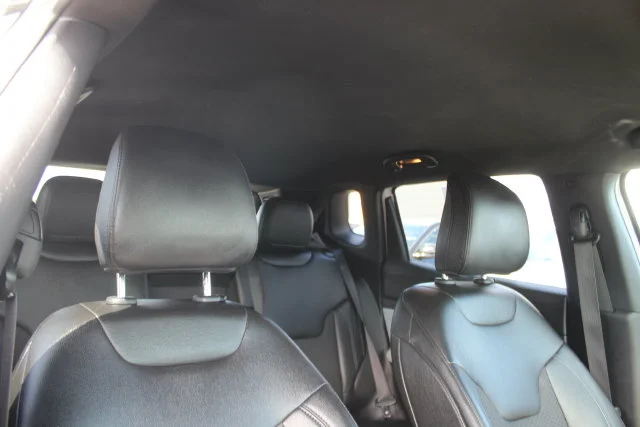 Used 2024 White Jeep Latitude image 33