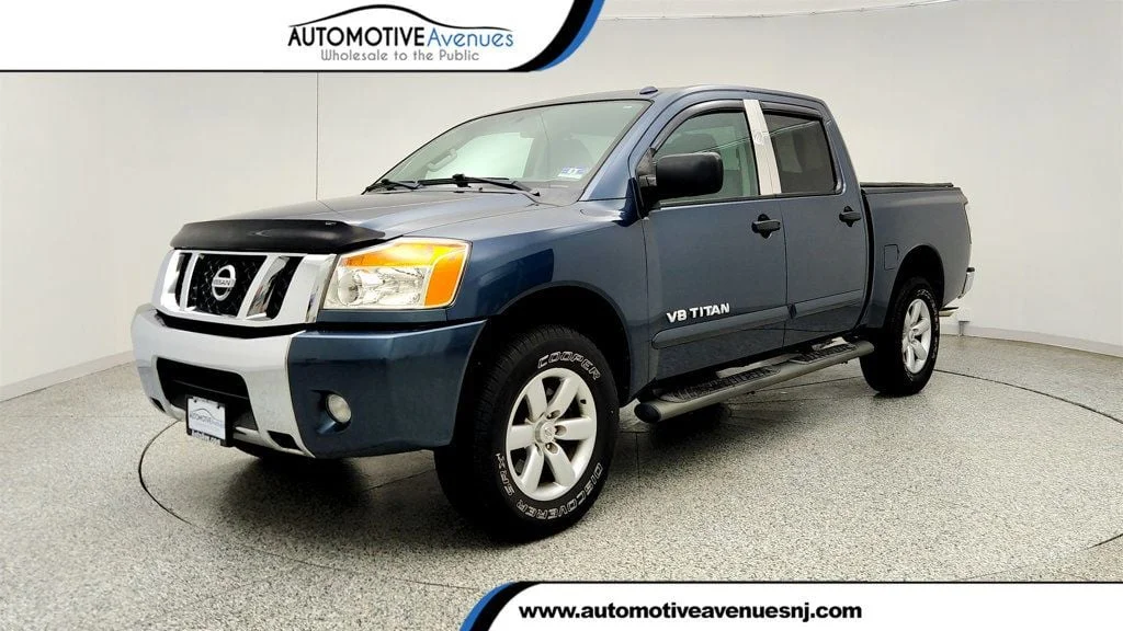 Used 2014 Graphite Blue Metallic Nissan 4WD Crew Cab SWB SV image 1