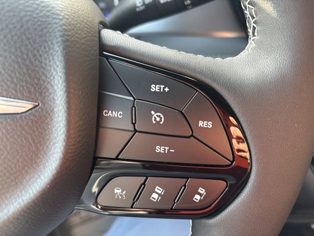 New 2026 Diamond Black Crystal Pearl-Coat Exterior Paint Chrysler Select image 24