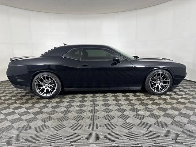 Used 2020 Pitch Black Clearcoat Dodge SXT image 2