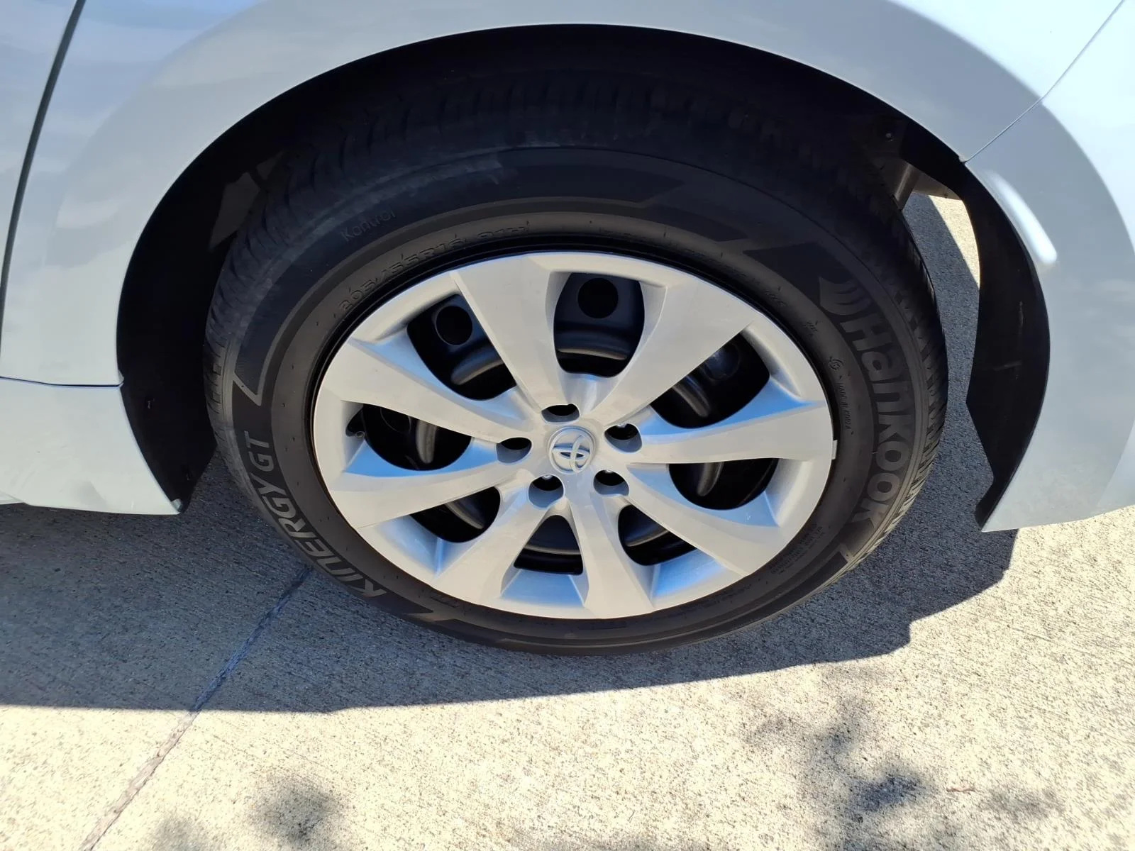 Used 2025 Wind Chill Pearl Toyota LE image 16