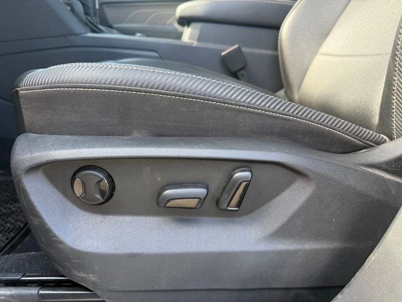 Used 2022  Volkswagen 3.6L V6 SE w/Technology image 4